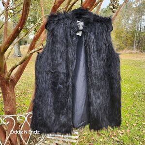 Black Faux Fur Vest With Lining‎ & Pockets By 7 Color Inc. (Missing Size Tag)